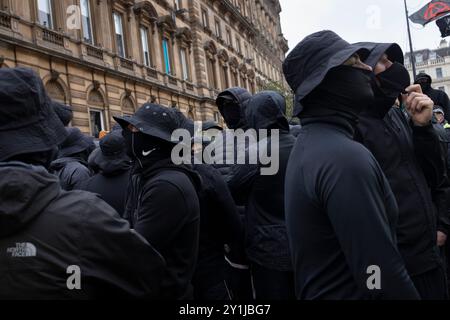 Des membres de la Brigade verte (fans du Celtic FC Ultra) sont poursuivis par la police lors d'une contre-manifestation contre le racisme (SUTR) contre une manifestation de ÔPro-UKÕ par l'extrême droite, à George Square, Glasgow, Écosse, le 7 septembre 2024. Crédit photo : Alamy Live News. Banque D'Images