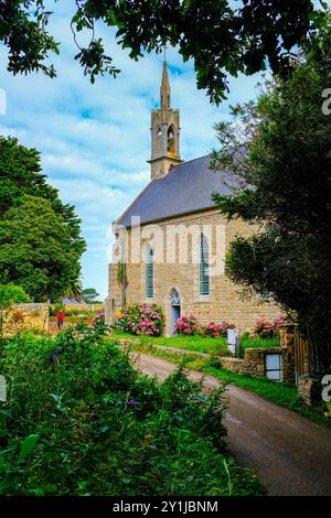 Vue partielle de la petite église notre-Dame. Prise lors d'une journée d'été partiellement ensoleillée, île de Brehat, Bretagne, France. Banque D'Images