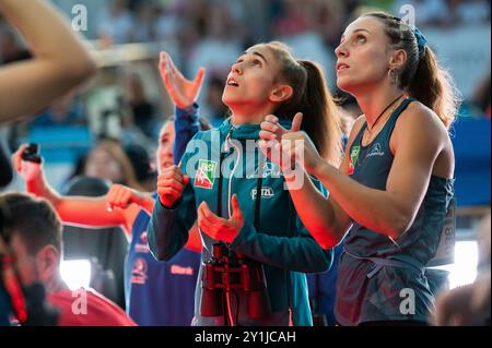 Koper, Slovénie. 06 septembre 2024. Les grimpeurs inspectent le parcours lors de la demi-finale féminine de la Coupe du monde IFSC Koper 2024 le 6 septembre 2024 à Koper, Slovénie. (Photo de Rok Rakun/Pacific Press) crédit : Pacific Press Media production Corp./Alamy Live News Banque D'Images