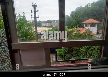 Vue depuis la fenêtre de la voiture historique en bois du funiculaire Saint-Sébastien (pays basqe, Espagne). Cette voie ferrée, grimpant et descendant le Banque D'Images