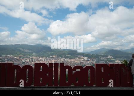 La ville de Bilbao en Espagne, une vue sur le paysage urbain depuis la terrasse panoramique accessible via le funiculaire Artxanda. Remarquez les lettres géantes avec Banque D'Images