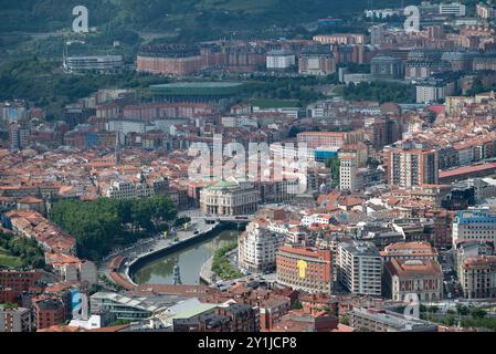 Paysage urbain de Bilbao, sur une photo prise en juillet 2023 à l'occasion de l'étape Tour the France, en fait vous pouvez voir le maillot jaune géant suspendu en forme A. Banque D'Images