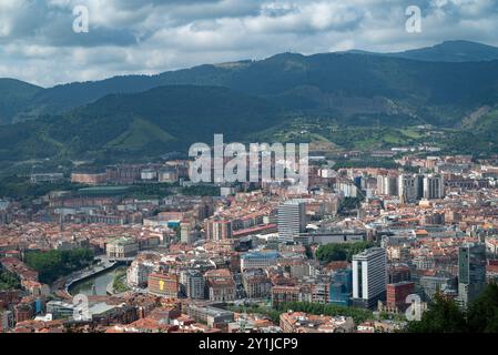 Paysage urbain de Bilbao, sur une photo prise en juillet 2023 à l'occasion de l'étape Tour the France, en fait vous pouvez voir le maillot jaune géant suspendu en forme A. Banque D'Images