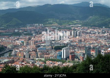 Paysage urbain de Bilbao, sur une photo prise en juillet 2023 à l'occasion de l'étape Tour the France, en fait vous pouvez voir le maillot jaune géant suspendu en forme A. Banque D'Images