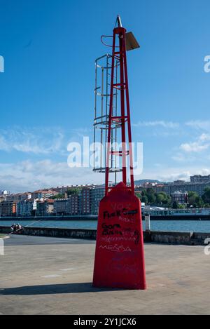 Tour en métal rouge sur les quais de l'embouchure de la rivière Ibaizabal près de Las Arenas plage de la ville de Bilbao. C'est l'une des meilleures plages de Getxo en Euskadi, nous Banque D'Images