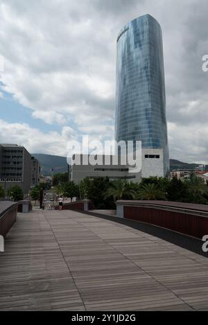 BILBAO, BISCAYE/ESPAGNE - 04 JUILLET 2023 : Pont sur la rivière Nervion, gratte-ciel et passerelle autour du musée Guggenheim à Bilbao. Cette structure moderne Banque D'Images