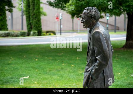 Sculpture en métal réalisée par l'artiste Ramon Rubial Cavia, un leader socialiste espagnol et sculpteur. Cette statue d'un homme qui marche se trouve derrière le Guggnheim Banque D'Images