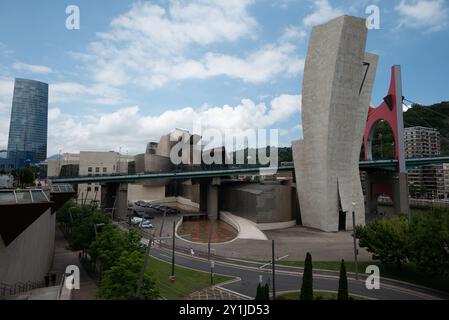 Vue inhabituelle de l'arrière du quartier du musée Guggenheim à Bilbao, Espagne. Cette structure architecturale moderne est faite de titane, de calcaire et de verre Banque D'Images