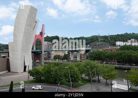 Vue inhabituelle de l'arrière du quartier du musée Guggenheim à Bilbao, Espagne. Cette structure architecturale moderne est faite de titane, de calcaire et de verre Banque D'Images