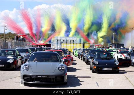 Les amateurs de voitures ont eu l'occasion de découvrir et d'essayer différentes activités de conduite, le 07 septembre 2024 à Rijeka, Croatie à Automotodrom Grobnik, qui leur a montré pourquoi Porsche est d'abord une voiture de sport. Les activités comprenaient la conduite d'un slalom avec une Boxster Spyder 718 et le slalomer le plus rapide du groupe a remporté un prix. Dans le cadre de l'événement, la course automobile Porsche Sprint Challenge Central Europe a eu lieu, qui dans cette partie de l'Europe se déroule exclusivement en République tchèque et en Croatie. Une attraction particulière a été la présentation de la refonte du modèle Porsche culte, la 911. Tous les visiteurs wer Banque D'Images