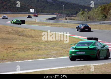 Les amateurs de voitures ont eu l'occasion de découvrir et d'essayer différentes activités de conduite, le 07 septembre 2024 à Rijeka, Croatie à Automotodrom Grobnik, qui leur a montré pourquoi Porsche est d'abord une voiture de sport. Les activités comprenaient la conduite d'un slalom avec une Boxster Spyder 718 et le slalomer le plus rapide du groupe a remporté un prix. Dans le cadre de l'événement, la course automobile Porsche Sprint Challenge Central Europe a eu lieu, qui dans cette partie de l'Europe se déroule exclusivement en République tchèque et en Croatie. Une attraction particulière a été la présentation de la refonte du modèle Porsche culte, la 911. Tous les visiteurs wer Banque D'Images