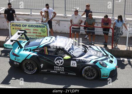 Les amateurs de voitures ont eu l'occasion de découvrir et d'essayer différentes activités de conduite, le 07 septembre 2024 à Rijeka, Croatie à Automotodrom Grobnik, qui leur a montré pourquoi Porsche est d'abord une voiture de sport. Les activités comprenaient la conduite d'un slalom avec une Boxster Spyder 718 et le slalomer le plus rapide du groupe a remporté un prix. Dans le cadre de l'événement, la course automobile Porsche Sprint Challenge Central Europe a eu lieu, qui dans cette partie de l'Europe se déroule exclusivement en République tchèque et en Croatie. Une attraction particulière a été la présentation de la refonte du modèle Porsche culte, la 911. Tous les visiteurs wer Banque D'Images