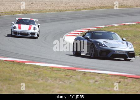 Les amateurs de voitures ont eu l'occasion de découvrir et d'essayer différentes activités de conduite, le 07 septembre 2024 à Rijeka, Croatie à Automotodrom Grobnik, qui leur a montré pourquoi Porsche est d'abord une voiture de sport. Les activités comprenaient la conduite d'un slalom avec une Boxster Spyder 718 et le slalomer le plus rapide du groupe a remporté un prix. Dans le cadre de l'événement, la course automobile Porsche Sprint Challenge Central Europe a eu lieu, qui dans cette partie de l'Europe se déroule exclusivement en République tchèque et en Croatie. Une attraction particulière a été la présentation de la refonte du modèle Porsche culte, la 911. Tous les visiteurs wer Banque D'Images