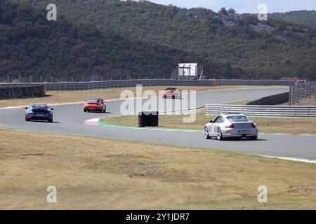 Les amateurs de voitures ont eu l'occasion de découvrir et d'essayer différentes activités de conduite, le 07 septembre 2024 à Rijeka, Croatie à Automotodrom Grobnik, qui leur a montré pourquoi Porsche est d'abord une voiture de sport. Les activités comprenaient la conduite d'un slalom avec une Boxster Spyder 718 et le slalomer le plus rapide du groupe a remporté un prix. Dans le cadre de l'événement, la course automobile Porsche Sprint Challenge Central Europe a eu lieu, qui dans cette partie de l'Europe se déroule exclusivement en République tchèque et en Croatie. Une attraction particulière a été la présentation de la refonte du modèle Porsche culte, la 911. Tous les visiteurs wer Banque D'Images