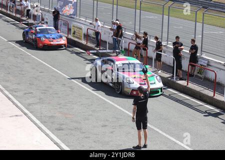 Les amateurs de voitures ont eu l'occasion de découvrir et d'essayer différentes activités de conduite, le 07 septembre 2024 à Rijeka, Croatie à Automotodrom Grobnik, qui leur a montré pourquoi Porsche est d'abord une voiture de sport. Les activités comprenaient la conduite d'un slalom avec une Boxster Spyder 718 et le slalomer le plus rapide du groupe a remporté un prix. Dans le cadre de l'événement, la course automobile Porsche Sprint Challenge Central Europe a eu lieu, qui dans cette partie de l'Europe se déroule exclusivement en République tchèque et en Croatie. Une attraction particulière a été la présentation de la refonte du modèle Porsche culte, la 911. Tous les visiteurs wer Banque D'Images