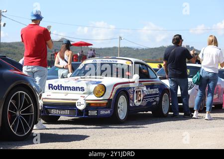 Les amateurs de voitures ont eu l'occasion de découvrir et d'essayer différentes activités de conduite, le 07 septembre 2024 à Rijeka, Croatie à Automotodrom Grobnik, qui leur a montré pourquoi Porsche est d'abord une voiture de sport. Les activités comprenaient la conduite d'un slalom avec une Boxster Spyder 718 et le slalomer le plus rapide du groupe a remporté un prix. Dans le cadre de l'événement, la course automobile Porsche Sprint Challenge Central Europe a eu lieu, qui dans cette partie de l'Europe se déroule exclusivement en République tchèque et en Croatie. Une attraction particulière a été la présentation de la refonte du modèle Porsche culte, la 911. Tous les visiteurs wer Banque D'Images