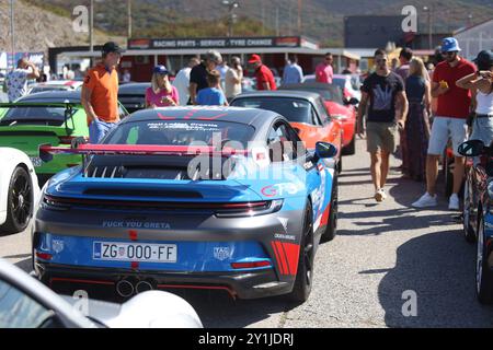 Les amateurs de voitures ont eu l'occasion de découvrir et d'essayer différentes activités de conduite, le 07 septembre 2024 à Rijeka, Croatie à Automotodrom Grobnik, qui leur a montré pourquoi Porsche est d'abord une voiture de sport. Les activités comprenaient la conduite d'un slalom avec une Boxster Spyder 718 et le slalomer le plus rapide du groupe a remporté un prix. Dans le cadre de l'événement, la course automobile Porsche Sprint Challenge Central Europe a eu lieu, qui dans cette partie de l'Europe se déroule exclusivement en République tchèque et en Croatie. Une attraction particulière a été la présentation de la refonte du modèle Porsche culte, la 911. Tous les visiteurs wer Banque D'Images