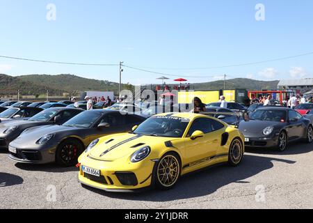 Les amateurs de voitures ont eu l'occasion de découvrir et d'essayer différentes activités de conduite, le 07 septembre 2024 à Rijeka, Croatie à Automotodrom Grobnik, qui leur a montré pourquoi Porsche est d'abord une voiture de sport. Les activités comprenaient la conduite d'un slalom avec une Boxster Spyder 718 et le slalomer le plus rapide du groupe a remporté un prix. Dans le cadre de l'événement, la course automobile Porsche Sprint Challenge Central Europe a eu lieu, qui dans cette partie de l'Europe se déroule exclusivement en République tchèque et en Croatie. Une attraction particulière a été la présentation de la refonte du modèle Porsche culte, la 911. Tous les visiteurs wer Banque D'Images