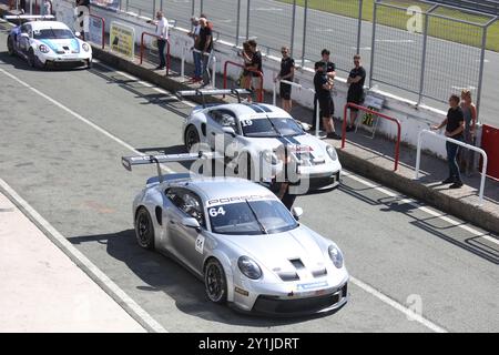 Les amateurs de voitures ont eu l'occasion de découvrir et d'essayer différentes activités de conduite, le 07 septembre 2024 à Rijeka, Croatie à Automotodrom Grobnik, qui leur a montré pourquoi Porsche est d'abord une voiture de sport. Les activités comprenaient la conduite d'un slalom avec une Boxster Spyder 718 et le slalomer le plus rapide du groupe a remporté un prix. Dans le cadre de l'événement, la course automobile Porsche Sprint Challenge Central Europe a eu lieu, qui dans cette partie de l'Europe se déroule exclusivement en République tchèque et en Croatie. Une attraction particulière a été la présentation de la refonte du modèle Porsche culte, la 911. Tous les visiteurs wer Banque D'Images