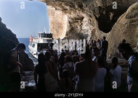 Alghero, Italie - 25 août 2023 : touristes à l'intérieur de la grotte de Neptune (Grotta di Nettuno) sur l'île de Sardaigne, en attente d'embarquer à bord du touriste bo Banque D'Images