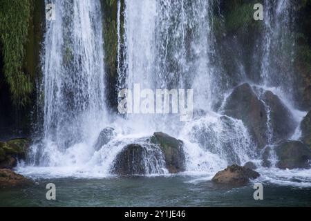 Studenci, Bosnie-Herzégovine. 12 juin 2024. Une vue sur les cascades de Kravica à Studenci. Les cascades de Kravica sont l'un des plus beaux sites naturels de la région de Bosnie Herzégovine. La chute d'eau est d'environ 25 mètres de haut et séparée en 20 chutes, avec le lac en dessous étant d'environ 120 mètres de rayon. Kravica est une aire de baignade et de pique-nique populaire et est une destination touristique attrayante. (Photo de Karol Serewis/SOPA images/SIPA USA) crédit : SIPA USA/Alamy Live News Banque D'Images