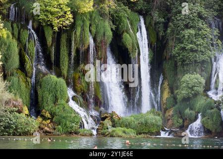 Studenci, Bosnie-Herzégovine. 12 juin 2024. Une vue sur les cascades de Kravica à Studenci. Les cascades de Kravica sont l'un des plus beaux sites naturels de la région de Bosnie Herzégovine. La chute d'eau est d'environ 25 mètres de haut et séparée en 20 chutes, avec le lac en dessous étant d'environ 120 mètres de rayon. Kravica est une aire de baignade et de pique-nique populaire et est une destination touristique attrayante. (Photo de Karol Serewis/SOPA images/SIPA USA) crédit : SIPA USA/Alamy Live News Banque D'Images