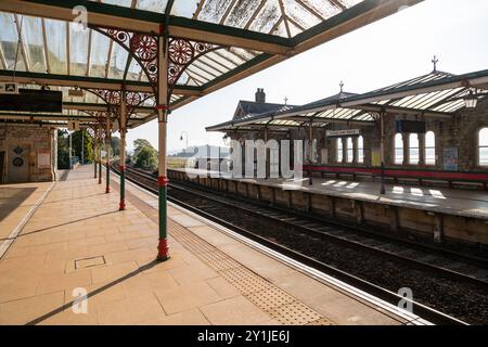 Magnifique gare ferroviaire à Grange-Over-Sands sur le bord de la baie de Morecambe dans le Cumbria, Angleterre. Banque D'Images