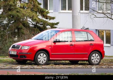 OSTRAVA, RÉPUBLIQUE TCHÈQUE - 19 DÉCEMBRE 2023 : voiture rouge tchèque Skoda à hayon garée dans la rue Banque D'Images