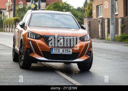 HAVIROV, RÉPUBLIQUE TCHÈQUE - 14 SEPTEMBRE 2023 : Orange Peugeot 2008 SUV (P24) garé dans la rue Banque D'Images