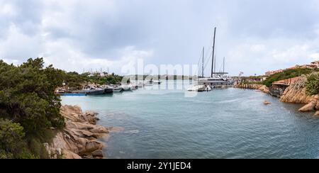 Porto Cervo, Italie - 28 août 2023 : vue panoramique sur la marina de Porto Cervo, un port de plaisance de luxe, sur la côte de la Costa Smeralda entouré de verdure Banque D'Images