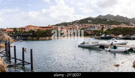 Porto Cervo, Italie - 28 août 2023 : vue sur le village de Porto Cervo avec son port de plaisance avec des bateaux et des bâtiments résidentiels en arrière-plan. Un célèbre Banque D'Images