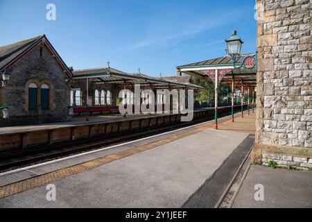 Magnifique gare ferroviaire à Grange-Over-Sands sur le bord de la baie de Morecambe dans le Cumbria, Angleterre. Banque D'Images