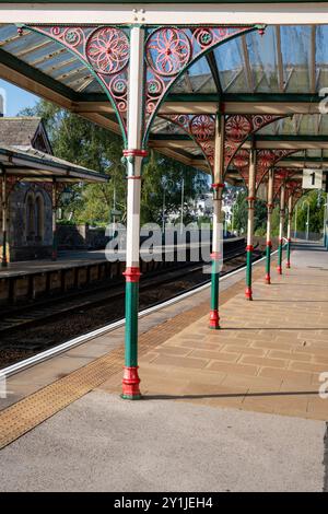 Magnifique gare ferroviaire à Grange-Over-Sands sur le bord de la baie de Morecambe dans le Cumbria, Angleterre. Banque D'Images