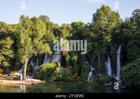 12 juin 2024, Studenci, Herzégovine occidentale, Bosnie-Herzégovine : vue générale des cascades de Kravica. Les cascades de Kravica sont l'un des plus beaux sites naturels de la région de Bosnie Herzégovine. La chute d'eau est d'environ 25 mètres de haut et séparée en 20 chutes, avec le lac en dessous étant d'environ 120 mètres de rayon. Kravica est une aire de baignade et de pique-nique populaire et est une destination touristique attrayante. (Crédit image : © Karol Serewis/SOPA images via ZUMA Press Wire) USAGE ÉDITORIAL SEULEMENT! Non destiné à UN USAGE commercial ! Banque D'Images