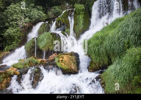 12 juin 2024, Studenci, Herzégovine occidentale, Bosnie-Herzégovine : vue des cascades de Kravica à Studenci. Les cascades de Kravica sont l'un des plus beaux sites naturels de la région de Bosnie Herzégovine. La chute d'eau est d'environ 25 mètres de haut et séparée en 20 chutes, avec le lac en dessous étant d'environ 120 mètres de rayon. Kravica est une aire de baignade et de pique-nique populaire et est une destination touristique attrayante. (Crédit image : © Karol Serewis/SOPA images via ZUMA Press Wire) USAGE ÉDITORIAL SEULEMENT! Non destiné à UN USAGE commercial ! Banque D'Images