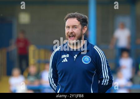 Mourneview Park, Lurgan, County Armagh, Irlande du Nord, Royaume-Uni. 07 septembre 2024. Sports Direct Premiership – Glenavon 2 Loughgall 2. Action du match d'aujourd'hui au parc Mourneview (Glenavon en bleu). Stephen McDonnell, manager de Glenavon. Crédit : CAZIMB/Alamy Live News. Banque D'Images