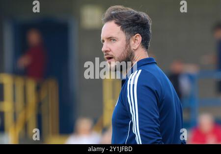 Mourneview Park, Lurgan, County Armagh, Irlande du Nord, Royaume-Uni. 07 septembre 2024. Sports Direct Premiership – Glenavon 2 Loughgall 2. Action du match d'aujourd'hui au parc Mourneview (Glenavon en bleu). Stephen McDonnell, manager de Glenavon. Crédit : CAZIMB/Alamy Live News. Banque D'Images