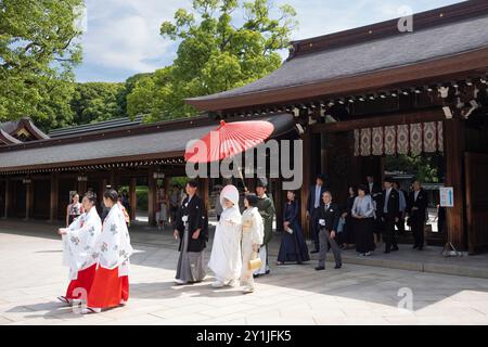 Tokyo, Japon - 15 juin 2024 : une procession traditionnelle japonaise de mariage a lieu au sanctuaire Meiji Jingu au cœur de la ville lors d'un summe Banque D'Images