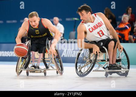 Paris, France. 07 septembre 2024. Paralympiques, Paris 2024, basketball en fauteuil roulant, Bercy Arena, match de la 3ème place, hommes, Canada - Allemagne, Jan Haller (à gauche) de l'Allemagne et Jonathan Vermette du Canada se battent pour le ballon. L'Allemagne remporte la médaille de bronze. Crédit : Julian Stratenschulte/dpa/Alamy Live News Banque D'Images