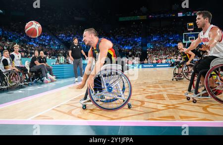 Paris, France. 07 septembre 2024. Paralympiques, Paris 2024, basketball en fauteuil roulant, Bercy Arena, match de la 3ème place, hommes, Canada - Allemagne, Jens-Eike Albrecht (l) de l'Allemagne essaie d'atteindre le ballon. L'Allemagne remporte la médaille de bronze. Crédit : Julian Stratenschulte/dpa/Alamy Live News Banque D'Images