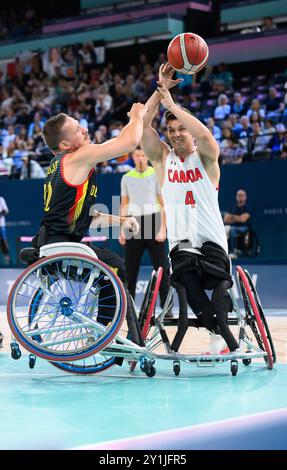 Paris, France. 07 septembre 2024. Paralympiques, Paris 2024, basketball en fauteuil roulant, Bercy Arena, match de la 3ème place, hommes, Canada - Allemagne, Jens-Eike Albrecht (à g.) de l'Allemagne et Nikola Goncin du Canada se battent pour le ballon. L'Allemagne remporte la médaille de bronze. Crédit : Julian Stratenschulte/dpa/Alamy Live News Banque D'Images