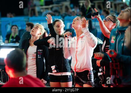 Koper, Slovénie. 6 septembre 2024. Les grimpeurs inspectent le parcours lors de la demi-finale féminine de la Coupe du monde IFSC Koper 2024 le 6 septembre 2024 à Koper, Slovénie. (Crédit image : © Rok Rakun/Pacific Press via ZUMA Press Wire) USAGE ÉDITORIAL SEULEMENT! Non destiné à UN USAGE commercial ! Banque D'Images