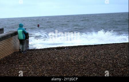 vagues lourdes et temps orageux dans la ville balnéaire de herne bay, est kent, thanet royaume-uni Banque D'Images