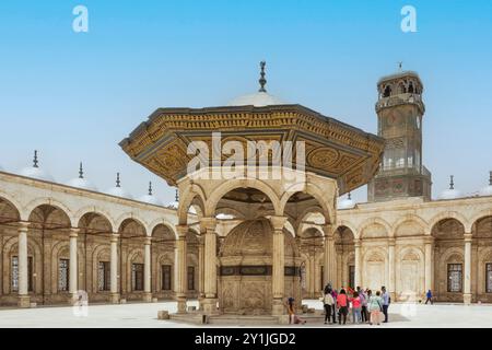 La mosquée Mohamed Ali ou la mosquée d'Albâtre, la citadelle du Caire ou la citadelle de Saladin, le Caire, Egypte. La cour et la tour de l'horloge. Banque D'Images