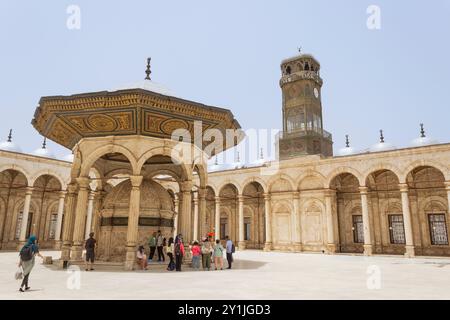 La mosquée Mohamed Ali ou la mosquée d'Albâtre, la citadelle du Caire ou la citadelle de Saladin, le Caire, Egypte. La cour et la tour de l'horloge. Banque D'Images