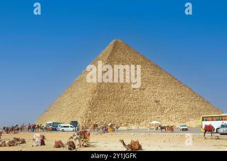 Le complexe pyramidal de Gizeh alias la nécropole de Gizeh le Caire, Egypte. Touristes, chameaux, autocars d'excursion Banque D'Images