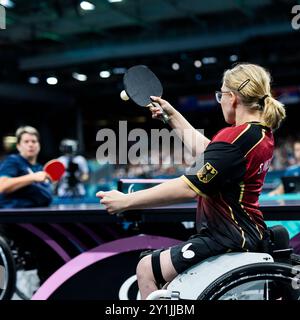 Paris, France. 07 septembre 2024. PARIS, FRANCE - 07 SEPTEMBRE : Sandra MIKOLASCHEK, d'allemagne, remporte la médaille d'or contre Borislava Peric-Rankovic, de serbie, au match pour la médaille d'or féminine WS4 lors du para tennis de table des Jeux paralympiques d'été de Paris 2024 au South Paris Arena le 07 septembre 2024 à Paris, France. ( Credit : Mika Volkmann/Alamy Live News Banque D'Images