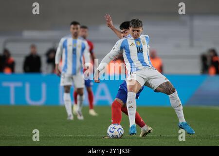 Buenos Aires, Argentine - 5 septembre 2024. Le milieu de terrain argentin Enzo Fernández (14 ans) se bat pour le ballon lors du match entre l'Argentine et le Chili Banque D'Images