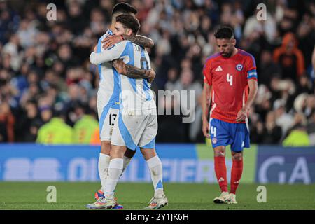 Buenos Aires, Argentine - 5 septembre 2024. Cristian Romero (à gauche) embrasse le buteur du 2e but de l'Argentine, Julián Álvarez (à droite), pendant le match Banque D'Images