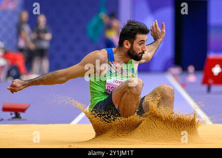 Paris, Ile de France, France. 7 septembre 2024. ORKHAN ASLANOV d'Azerbaïdjan en route pour remporter la médaille d'or du saut en longueur masculin T13 aux Jeux paralympiques de Paris 2024. (Crédit image : © Mark Edward Harris/ZUMA Press Wire) USAGE ÉDITORIAL SEULEMENT! Non destiné à UN USAGE commercial ! Banque D'Images